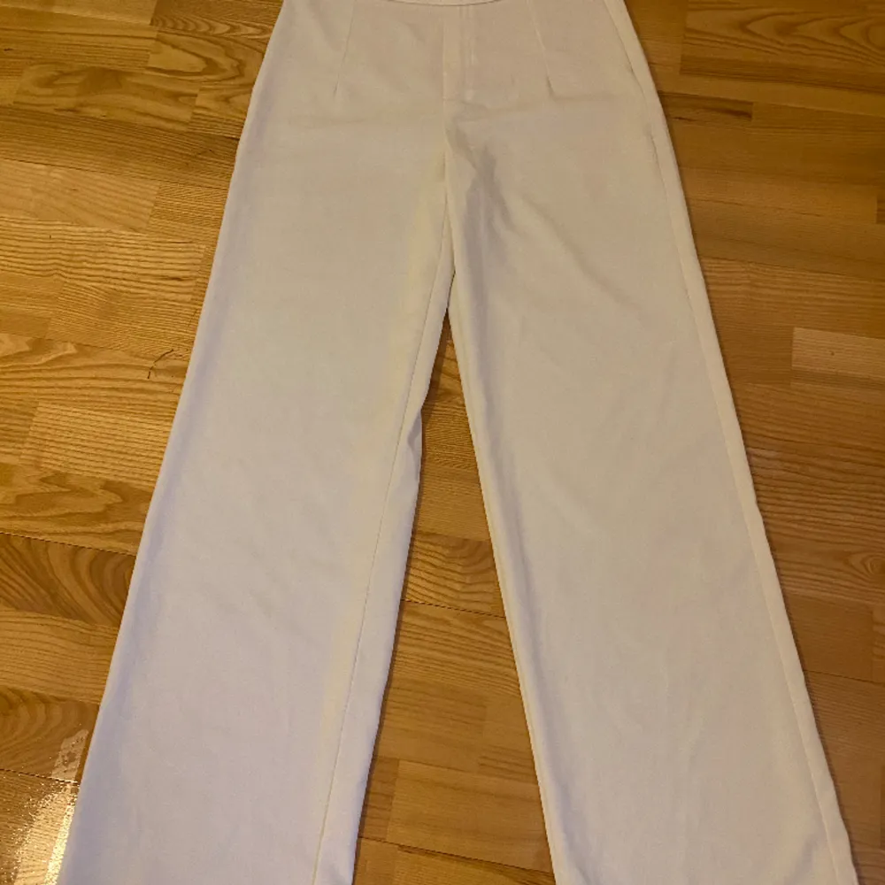 Säljer dessa vita kostymbyxor från bikbok pga att dom är för korta💓 Använda en gång!    ”ANDRINE BYXA MED VIDA BEN” . Jeans & Byxor.