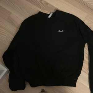 Top/hoodie - En parfekt magtröja som är liten i storleken och är en blandning av hoodie och magtröja