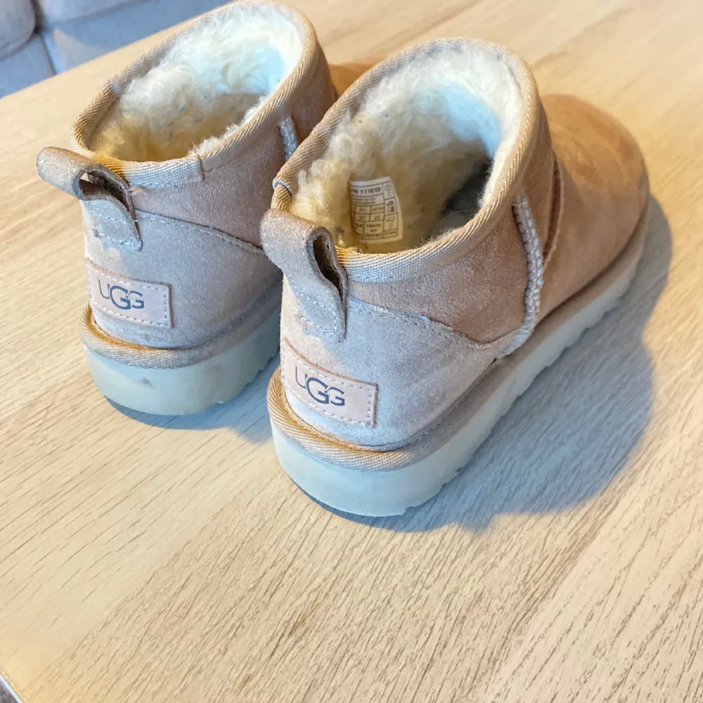 Ugg classic ultra mini färgen sand  Stl 37 i fint skick!. Skor.