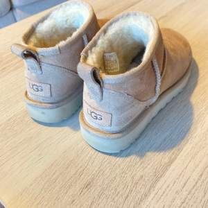 Ugg classic ultra mini färgen sand  Stl 37 i fint skick!