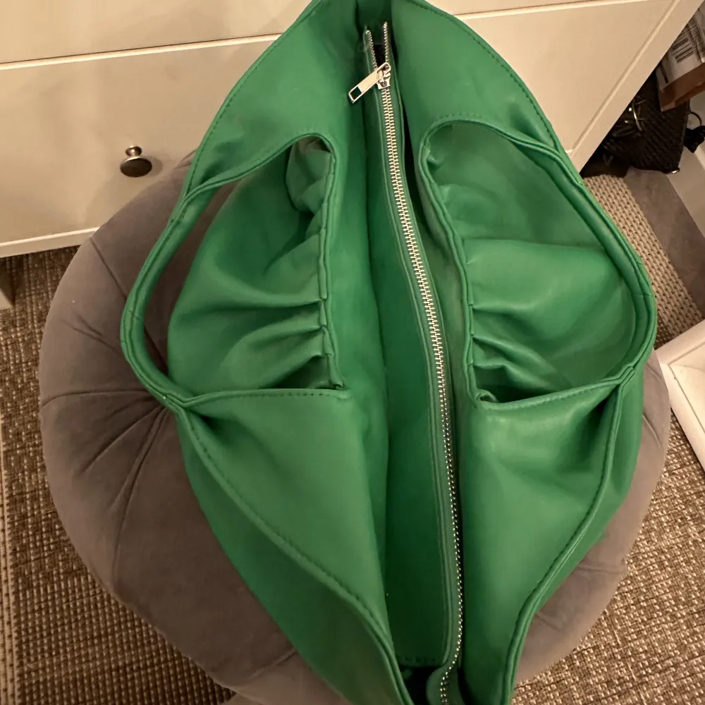 Cool handväska från Gina tricot. Kommer inte till användning längre. Väskan har inga innefickor. Rymlig. Gott skick💚. Väskor.