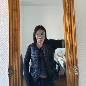 Moncler cardigan - Säljer min moncler cardigan!! Använd fåtal gånger så den är i jättebra skick! Köpt på vestaire collective ❤️ strl M men passar mig som har XS-S