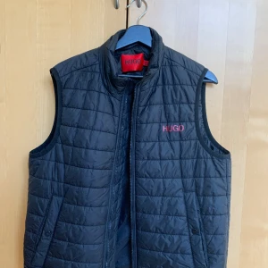Hugo Boss väst  - Hugo Boss väst  Ord pris 2099kr  Bra skick, minimala tecken på användning 