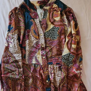 Mors drömklänning  - Mjuk klänning från kk luxury. St 40 typ. Stretch. Mors gamla favorit. För stor för mig med st 38. Kan ta mer bilder. Pris 150kr