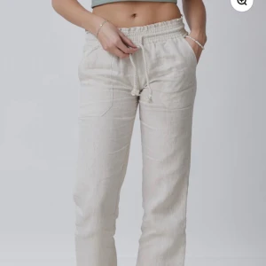 Beiga linnebyxor  - Beiga linnebyxor från Skagen clothing i storlek S. Använd ett fåtal gånger och nypris är 799kr.