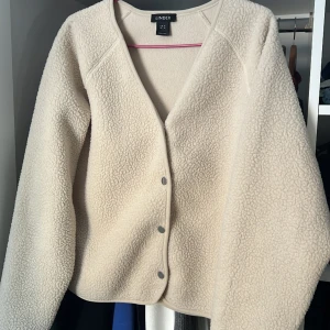 Kofta - Hejj! Säljer denna fina kofta från Lindex i storlek M, eftersom den inte kommer till användning. Köparen står för frakt🌸🌸 lägg prisförslag 