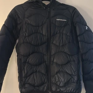 Peak performance - Säljer en peak performance i använt skick. Den har nåt hål som är lagat, men förutom det är den i bra skick!