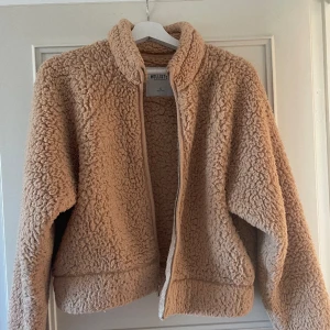 TEDDYJACKA hollister  - Beige jättemysig teddyjacka från Hollister storlek S🙌🏼🌟