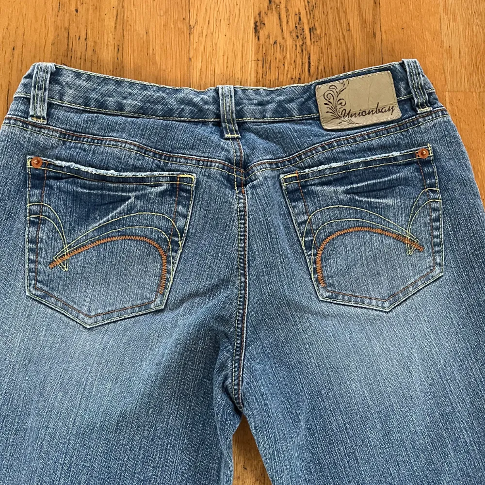 Super fina lågmidjade jeans som tyvärr är lite för stora för mig. Passar perfekt till allt och inga defekter.. Jeans & Byxor.