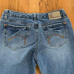 Super fina lågmidjade jeans som tyvärr är lite för stora för mig. Passar perfekt till allt och inga defekter.
