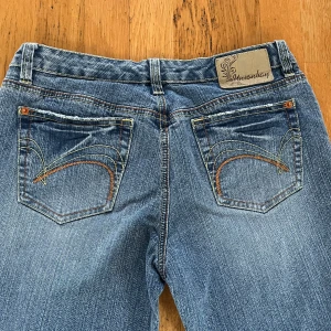 Vintage lågmidjade jeans - Super fina lågmidjade jeans som tyvärr är lite för stora för mig. Passar perfekt till allt och inga defekter.