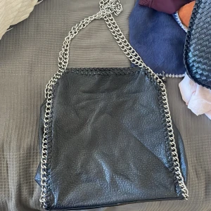 En Tiamo väska - Säljer min Tiamo väska, den är ganska använd. Vissa tecken på det därav priset🩷 dm för fler bilder