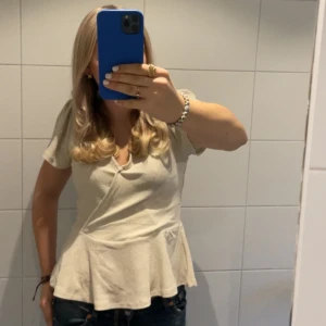 Beige volangtröja - Supersöt tröja från Lindex💓 Bara använd ett par gånger 