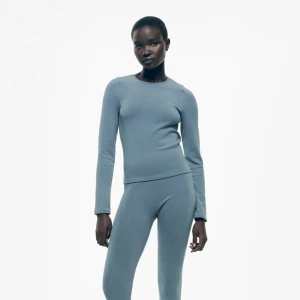 Zara topp - Zara topp med hål i ryggen, samt på armbågarna 