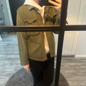 Grön jacka  - Grön jacka i jeans material från Gina tricot , jätte fint skick. Perfekt till våren 