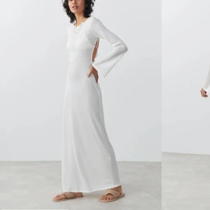 Klänning  - Funderar på att sälja denna fina klänningen, då jag känner mig osäker på den. Köpt förra sommaren och är använd 2 gånger och har hängt i garderoben sen dess.🙃 Den är jätte fin och ha utomlands och ha över bikini typ🌺