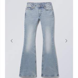 Lågmidjade jeans från weekday i modellen flame, aldrig använda och har lappen kvar❣️