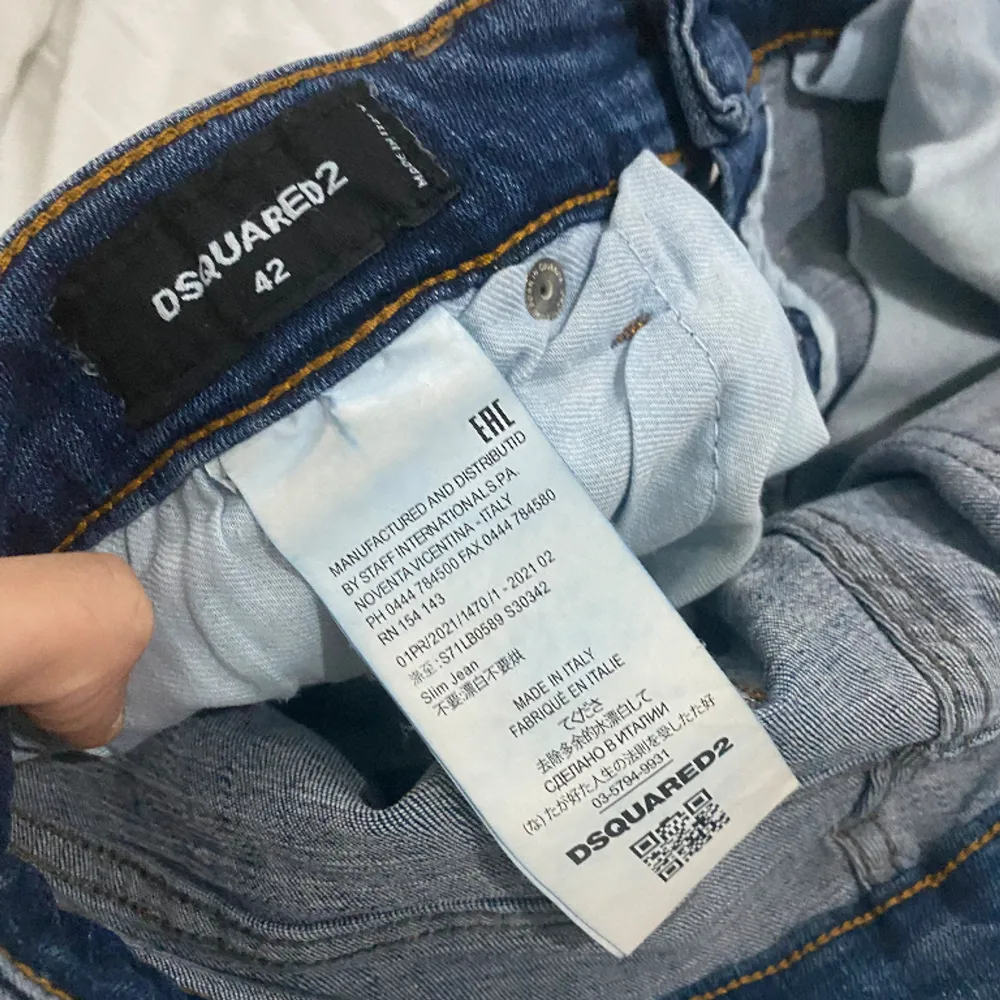 Äkta dsquared2 slim jeans,använda,QR kod funkar det tar dig till dsquared hemsidan. Priset kan diskuteras privat.. Jeans & Byxor.