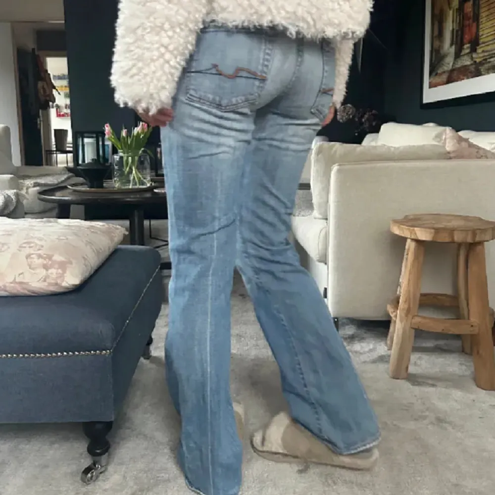 den snyggaste jeansen någonsin som tyvärr inte passade mig alls🥲midjemått:38 cm innerbenslängd: 82 cm💕tryck gärna på köp nu . Jeans & Byxor.
