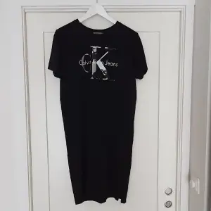 Svart t-shirt klänning från Calvin Klein. Sparsamt använd och i riktigt gott skick. Superskön kvalitet.