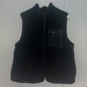 Pileväst - Pileväst från Lindex. Väldigt gott skick. Storlek L men är liten i storleken.