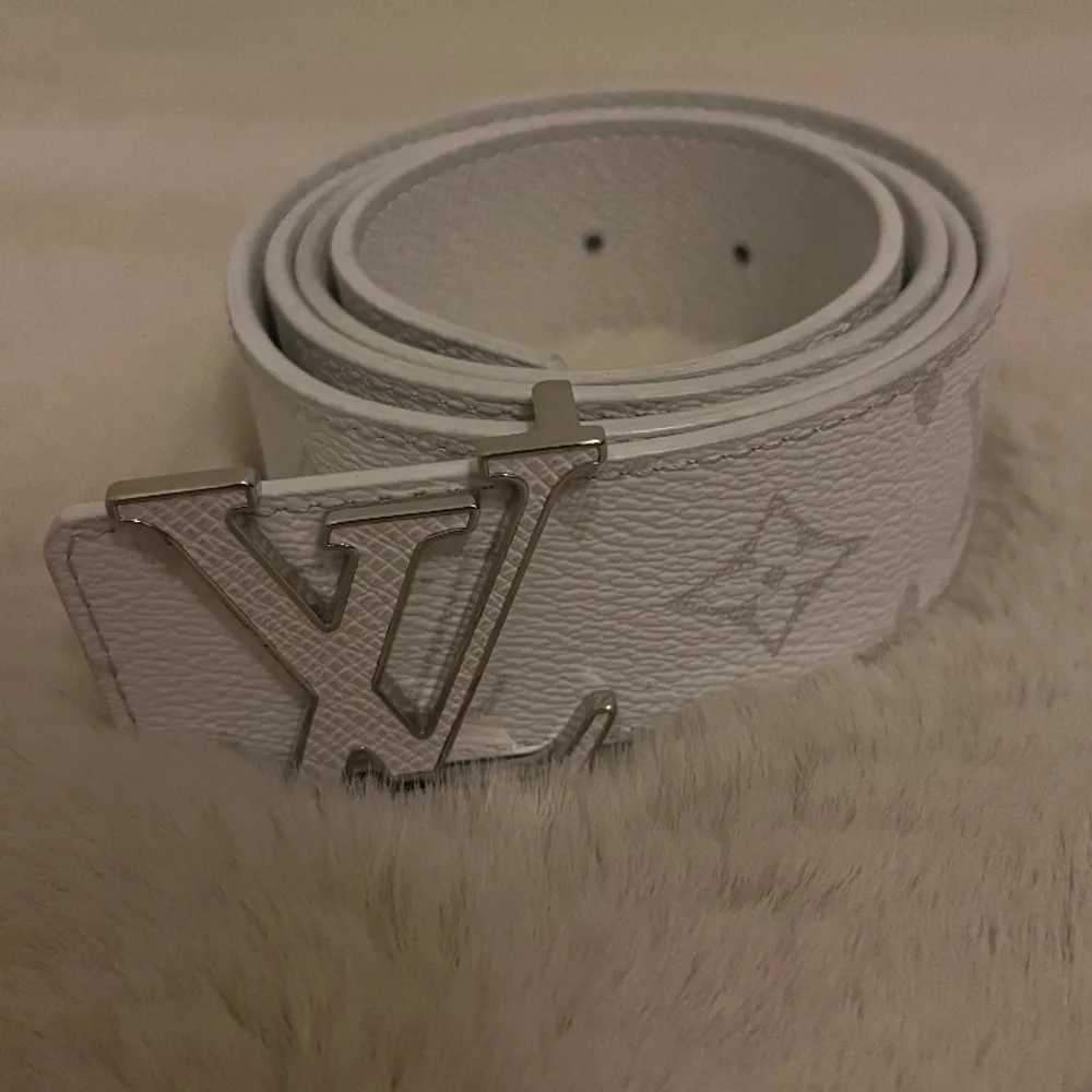 En jätte fin Louis Vuitton bälte i färgen vit. Köpt från LV butiken i Stockholm och har även kvitto på köpet. Använt ett fåtal gånger. Skriv dm för fler bilder eller mer information! ℹ️ (Men's Fall-Winter 2023 Collection). Accessoarer.