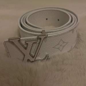 En jätte fin Louis Vuitton bälte i färgen vit. Köpt från LV butiken i Stockholm och har även kvitto på köpet. Använt ett fåtal gånger. Skriv dm för fler bilder eller mer information! ℹ️ (Men's Fall-Winter 2023 Collection)