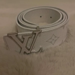 LV Initiales 40mm Reversible Belt - En jätte fin Louis Vuitton bälte i färgen vit. Köpt från LV butiken i Stockholm och har även kvitto på köpet. Använt ett fåtal gånger. Skriv dm för fler bilder eller mer information! ℹ️ (Men's Fall-Winter 2023 Collection)