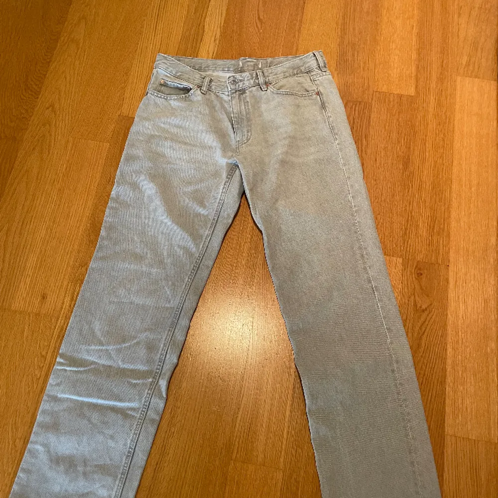 Köpt mina gråa jeans på ginatrico för cirka 1 månad sen men aldrig använda. Super fina och bra skick  köpa för 500 säljer för 300 pris kan diskuteras . Jeans & Byxor.
