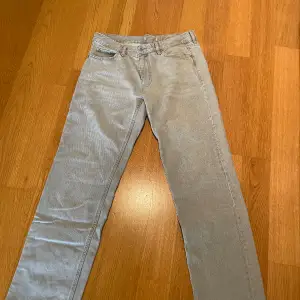 Köpt mina gråa jeans på ginatrico för cirka 1 månad sen men aldrig använda. Super fina och bra skick  köpa för 500 säljer för 300 pris kan diskuteras 