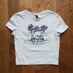 Riktigt cool t-shirt med unikt tryck, som nyskick då den aldrig varit använd. Skriv för mer info💕