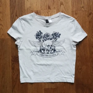 T-shirt med tryck!  - Riktigt cool t-shirt med unikt tryck, som nyskick då den aldrig varit använd. Skriv för mer info💕