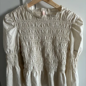 Topp med puffärmar - Inga defekter! Aldrig använd❤️ hör av dig om du vill ha flera bilder på toppen☺️