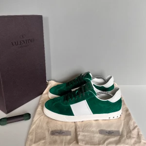 Valentino flycrew - Säljer ett par sjukt snygga Valentino flycrew i grön färg, cond 9,5/10 nästintill nyskick! Kommer med OG box, dustbags och extra snören.