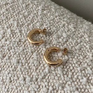 Örhängen - Superfina guldiga hoops från glitter 🫶🏼