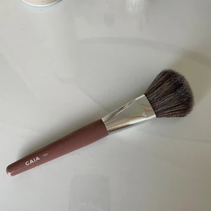 Caia F04 - Knappast använd sminkborste från Caia. Säljer pga att jag behöver rensa 🥰🙌🏼 köptes för 225. 