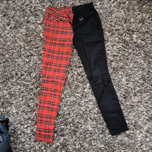  byxor från blue fox - Säljer ett par byxor från blue fox! Köpt 2022 för 500(?) Använda 2 gånger. Fake fickor på baksidan:)