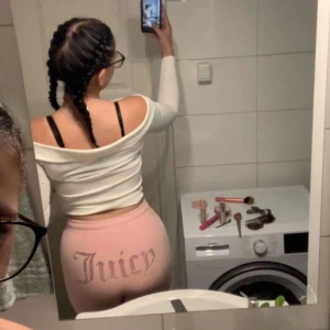 Juicy couture byxpr - Snygga ljus rosa Juicy couture byxor. Storlek S perfekt längd i benen. Köpt för 1200kr säljer för 650kr då det inte är min stil längre. Skriv för fler bilder eller frågor. Pris kan diskuteras