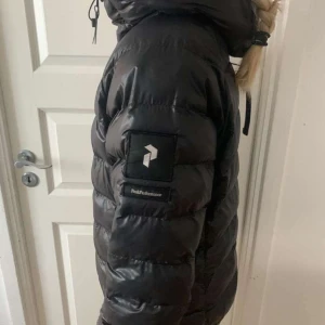 Peak performance jacka - I bra skick använd en vinter sväljer pga att jag har köpt en ny jacka. Köpt för 2999kr på deras hemsida. Säljer för 650kr. Skriv för fler bilder eller frågor. Pris kan diskuteras 