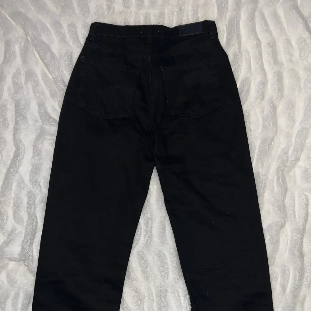 Ett par svarta jeans från Gina Tricot. Använda ett fåtal gånger, hög midja och raka ben. Skulle säga att de är lite mindre i storleken. . Jeans & Byxor.