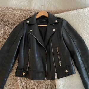 Skinnjacka  - Säljer min skinnjacka från Vero Moda i storlek S. Kommer ej till användning. Köparen står för frakt! 💕
