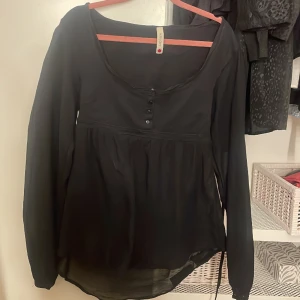 Svart tröja  - Jag säljer en super söt svart tröja , den har haft ett hål i ryggen men det är igen sytt och syns inte så mycket! 