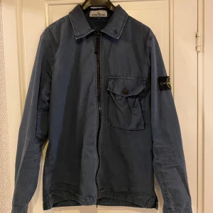 Stone island overshirt - Säljer en stone island overshirt i storlek s, skicket är 9/10 mycket gott men hör bara av dig för fler bilder eller äktenhetsbevis. Priset är diskuterbart och kan frakta snabbt. 