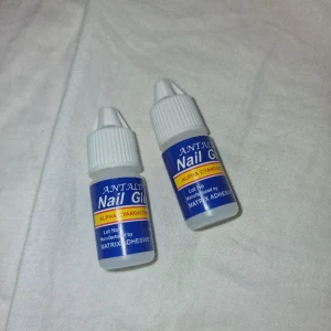 Nagellim - Helt nya nagellim, priset är för båda men kan köpas separat