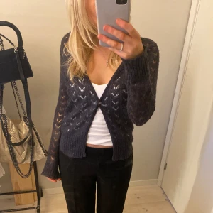 Kofta - Fin mörkblå kofta med lite glitter i! Den är strolek M men skulle mer säga att det är S