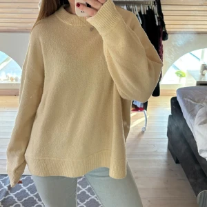 Stickad tröja💛 - Köpare står för frakten, använd gärna köp nu💛oversized modell