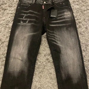 DSQUARED2 - Byxorna är helt oanvända och är i storlek 36. 