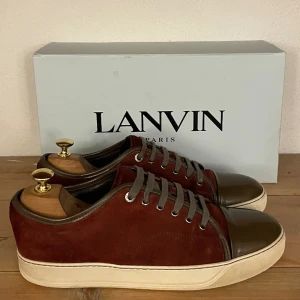 Lanvin skor - Hej! Säljer nu dessa super snygga lanvin skor. Skorna är i superfint skick 8,5/10 en liten liten defekt vid hälen, känns inte av vid användning. Bara skorna medföljer vid köp 