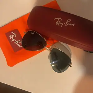 Ray-ban solglasögon i barnstorlek i nyskick. Köpta på synsam för 1500 kr, knappt använda. Såklart äkta!