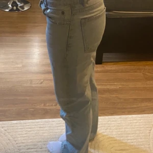 Mid / low waisted Zara jeans - ❤️‍🔥❤️‍🔥 Har ett ”snöre” innanför som man kan spänna åt för att få jeansen att sitta tightare i midjan, man kan dra bort de eller inte använda alls. De syns ingenting utanför som ni ser på bilderna.🤩